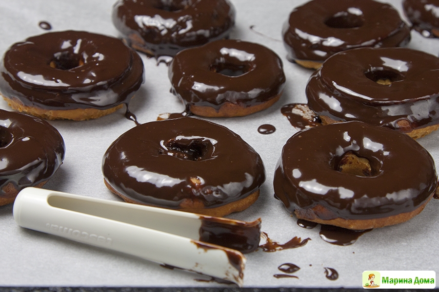 Запеченные пончики с шоколадной глазурью: простые домашние пончики