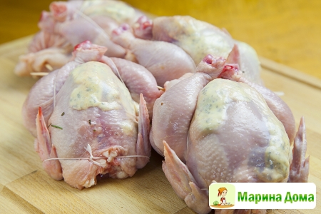 Цыплята-корнишоны с ароматным маслом, беконом и виноградом