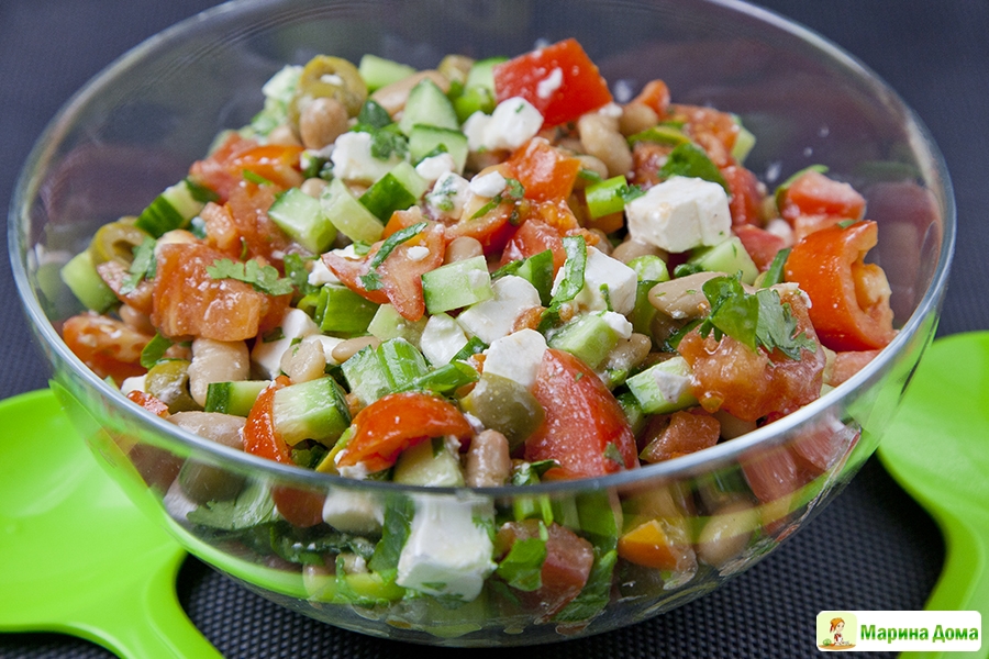 Слоёный салат с тунцом, огурцами, помидорами и сыром