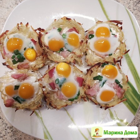 Завтрак: картофельные корзинки, бекон и яйца